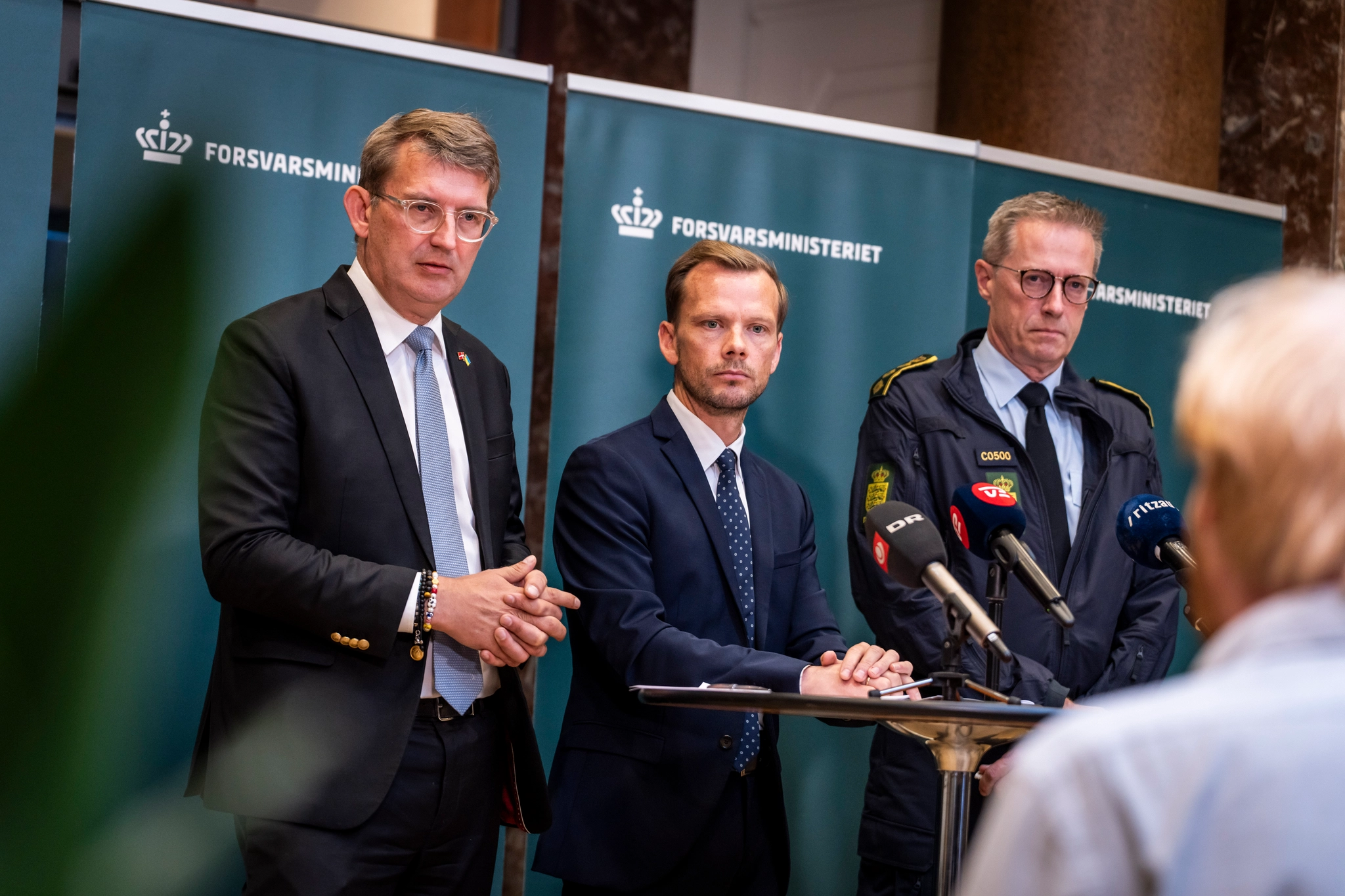 Forsvarsminister Troels Lund Poulsen (V), Justitsminister Peter Hummelgaard (S) og politidirektør Thorkilde Fogde til pressemøde om droner. 