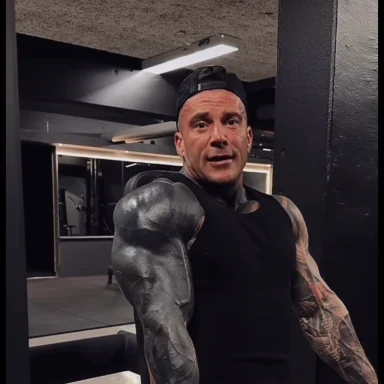 Nicki Mahler er tidligere storkriminel. I dag er han influencer og arbejder med kernevelfærd på Vestegnen.