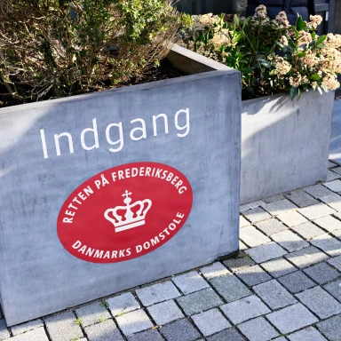 En institution for børn og unge har overført over 100.000 kroner til en velgørende forening, hvis forperson i dag er sigtet i to terrorrelaterede sager.