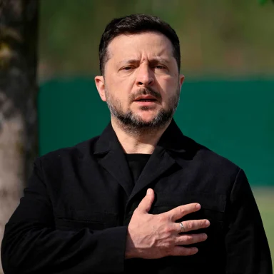 Billede af ukraines Præsident Volodymyr Zelenskyj. Klædt i sort og med en hånd over hjertet til genbegravelsen af Melnyk.