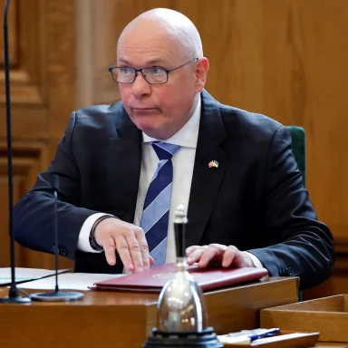 Billede af Folketingets formand Søren Gade på Folketingets talerstol