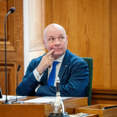Billede af venstrepolitikeren Søren Gade, der sidder i Folketingssalen