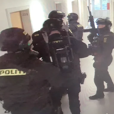 Bevæbnede politifolk er klar til at storme det kollegieværelse, hvor en ung syrisk mand boede.